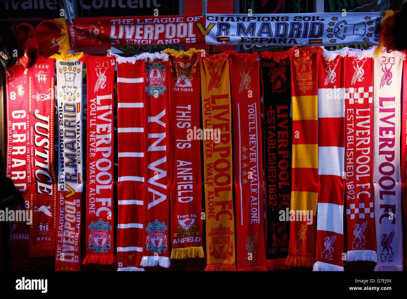 Souvenirs en vente à l'extérieur d'Anfield avant le match de l'UEFA Champions League à Anfield, Liverpool. Banque D'Images