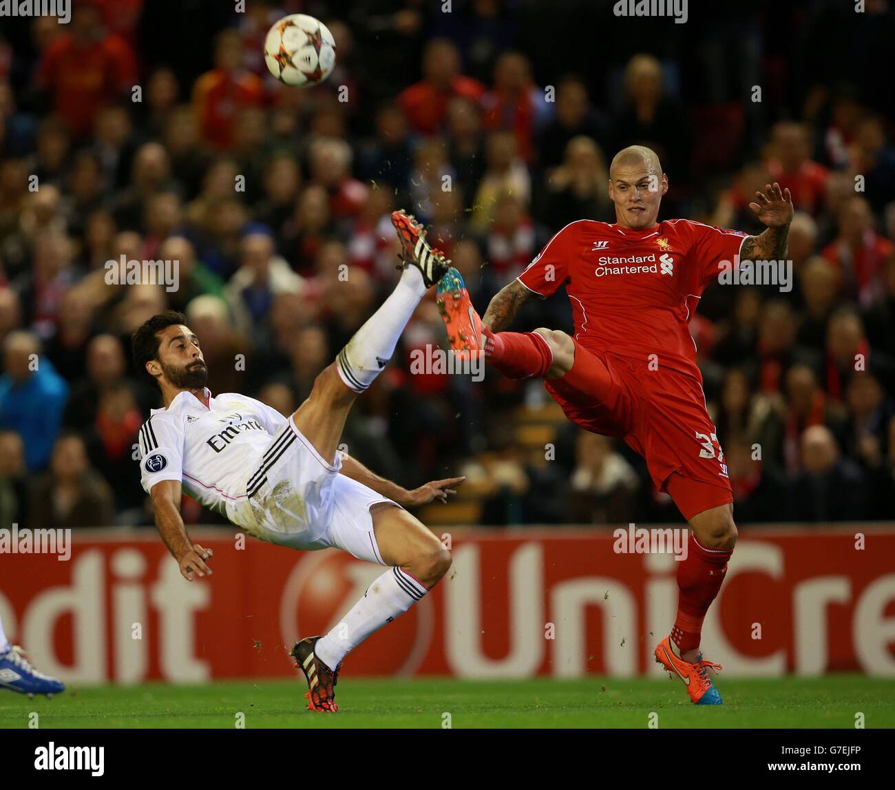 Alvaro Arbeloa (à gauche) du Real Madrid et Martin Skrtel de Liverpool se battent pour le ballon lors du match du groupe B de l'UEFA Champions League à Anfield, Liverpool. Banque D'Images