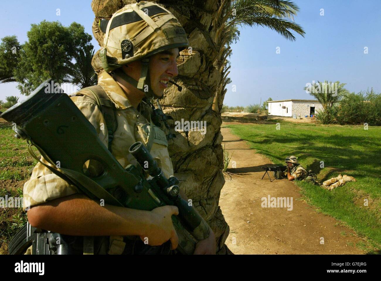 Un markman d'UNE compagnie du 1er Bataillon Black Watch regarde sur les champs lors d'une patrouille communautaire à travers la région d'Ahmed Al Ahamadi près de Camp Dogwood. Trois soldats de Black Watch sont morts hier dans une attaque suicide à un point de contrôle de véhicule. Banque D'Images