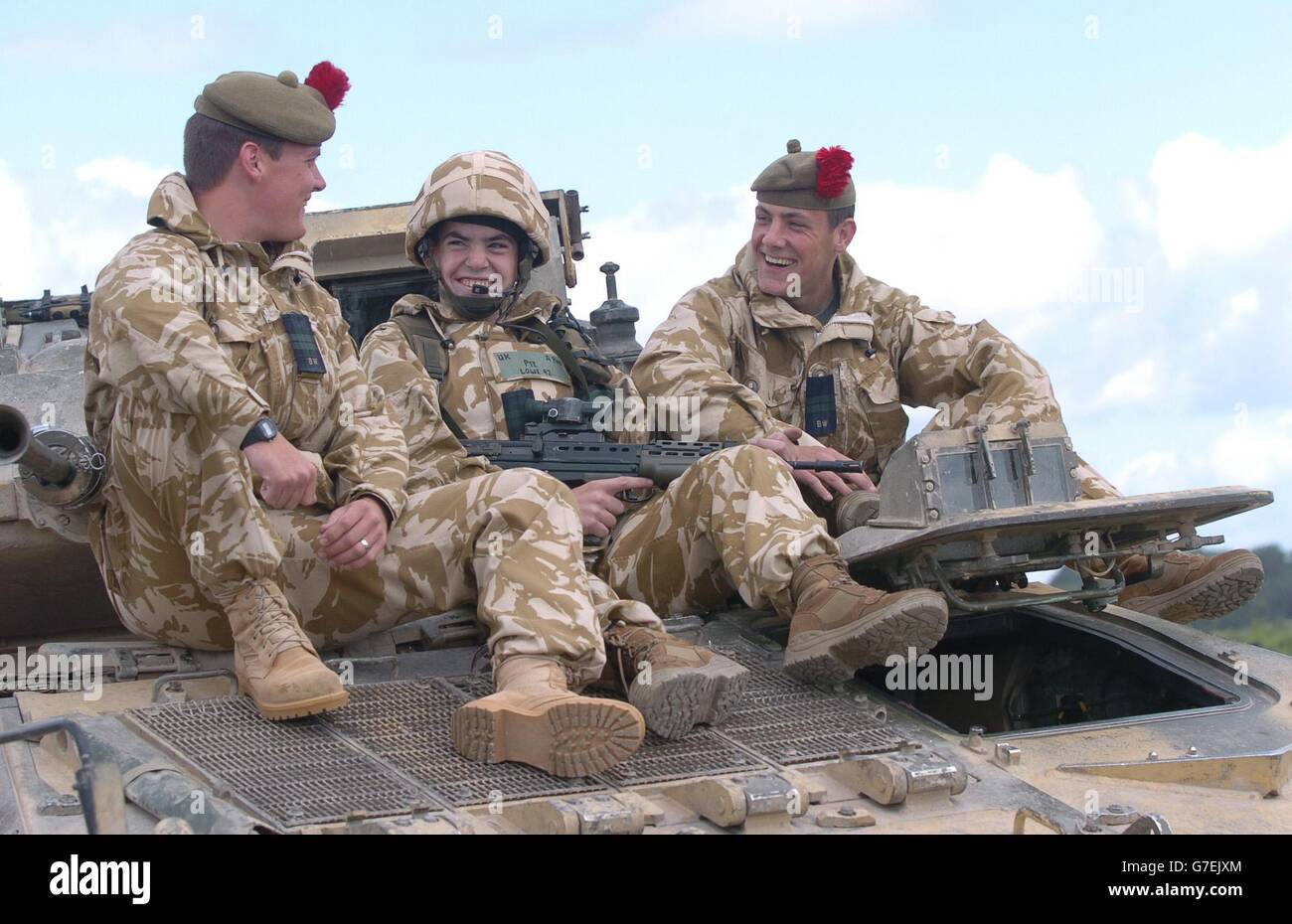 Paul Lowe (à droite) de Fife, qui était l'un des trois membres de la Black Watch tués le jeudi 4 novembre 2004 par un bombardier suicide à un poste de contrôle de véhicule le deuxième jour de leur déploiement controversé pour soutenir les troupes américaines au sud de Bagdad.Il est photographié sur la plaine de Salisbury avec son cousin Barry (à gauche) et son frère Craig, lors d'un exercice d'entraînement avant le déploiement initial du bataillon dans le sud de l'Irak. Banque D'Images