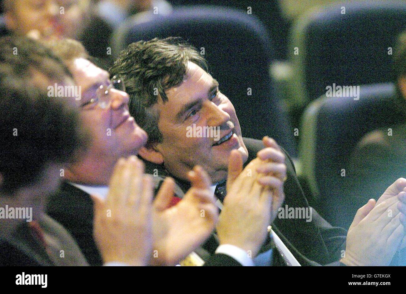 Le chancelier Gordon Brown écoute Nicolas Sarkozy, ministre français des Finances lors de la Conférence annuelle de la CBI à Birmingham. Banque D'Images