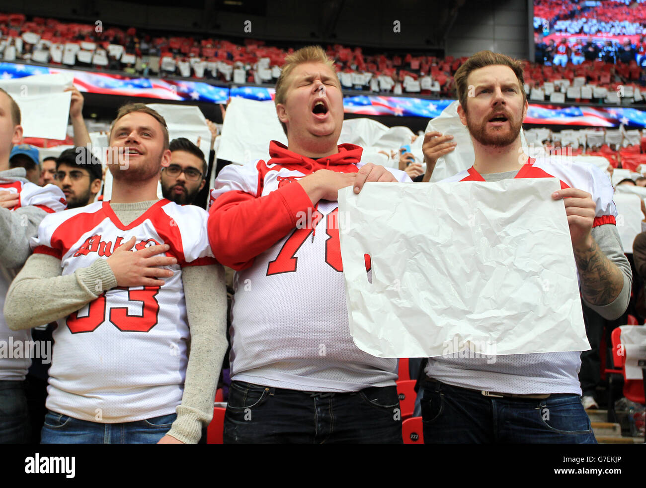 American football - NFL International Series 2014 - Detroit Lions / Atlanta Falcons - Wembley Stadium.Les fans américains de football chantent l'hymne national américain Banque D'Images