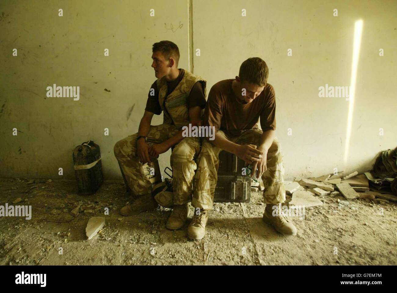 USAGE À L'ÉTRANGER SEULEMENT : les soldats Alex McConnachie et Sheldon Aird font une courte pause, dans une base d'opération avant près de Camp Dogwood d'où les forces britanniques surveillent les mouvements à destination et en provenance de la ville de Fallujah, en bataille. Banque D'Images