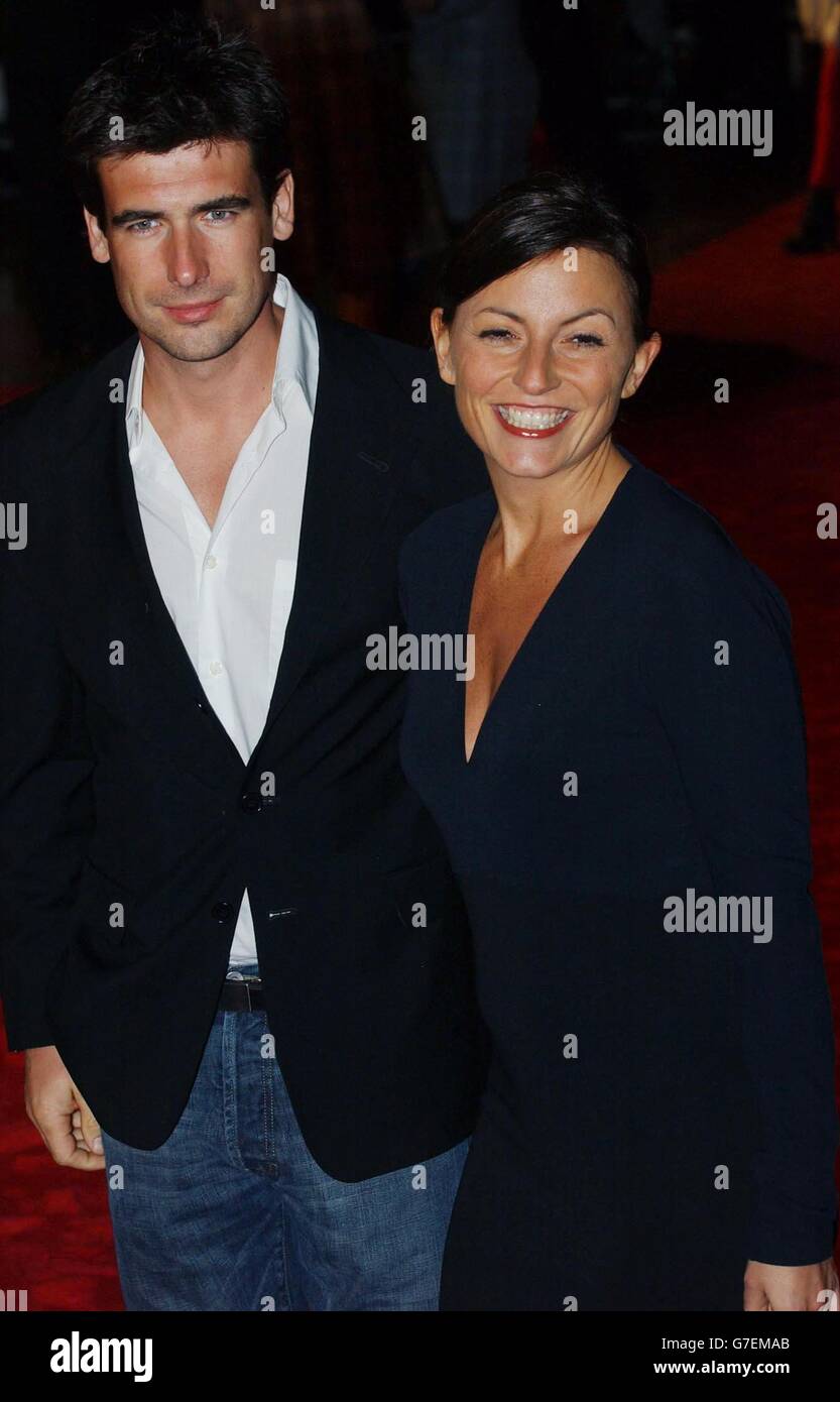 La présentatrice de télévision Davina McCall et son mari Matthew Robertson arrivent pour la première caritative britannique de Bridget Jones: The Edge of Reason - en aide de Marie Curie cancer Care - à l'Odeon Leicester Square dans le centre de Londres. Banque D'Images