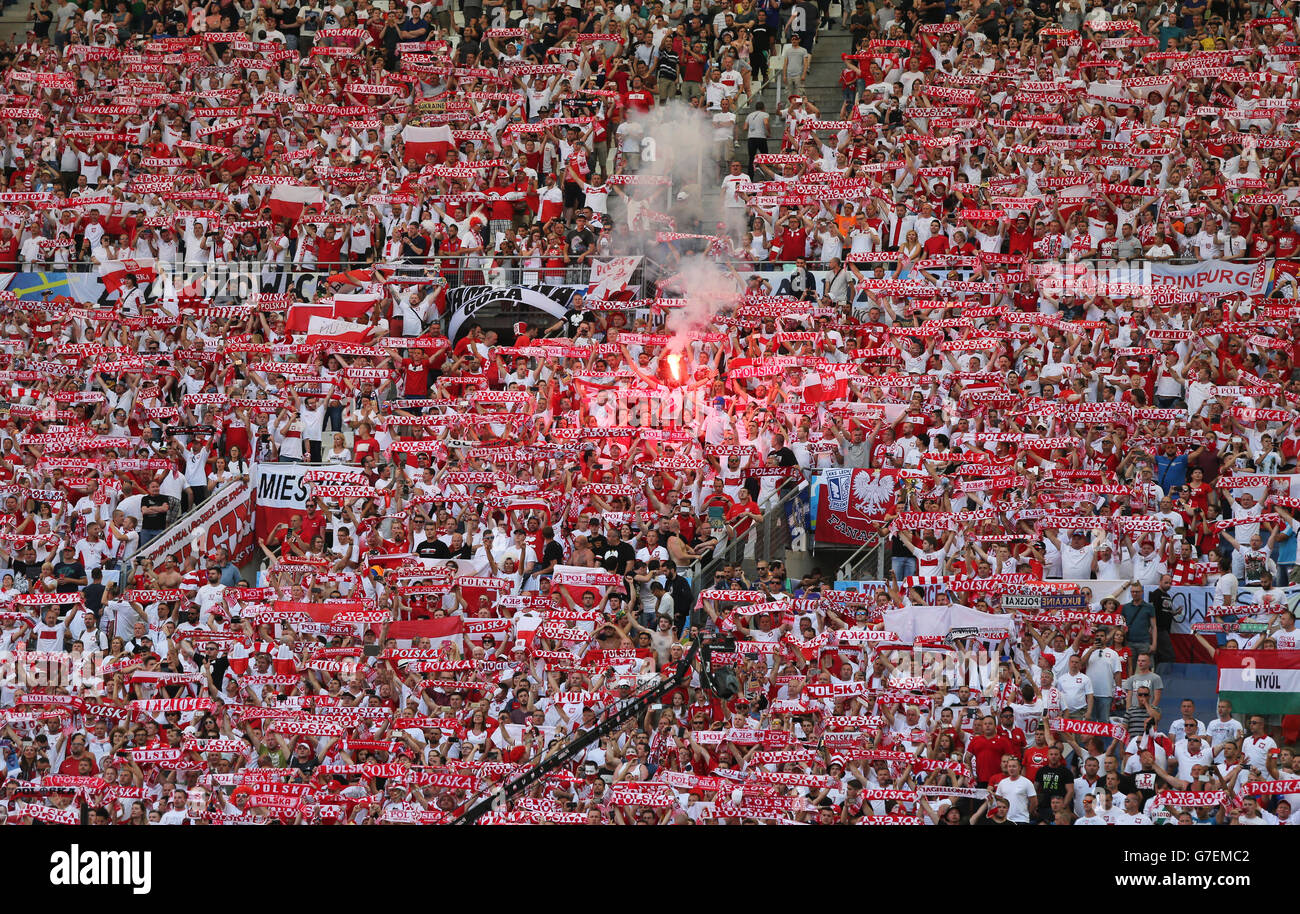 Polish fans montrent leur soutien durant l'UEFA EURO 2016 Pologne Ukraine v jeu au Stade Vélodrome à Marseille Banque D'Images