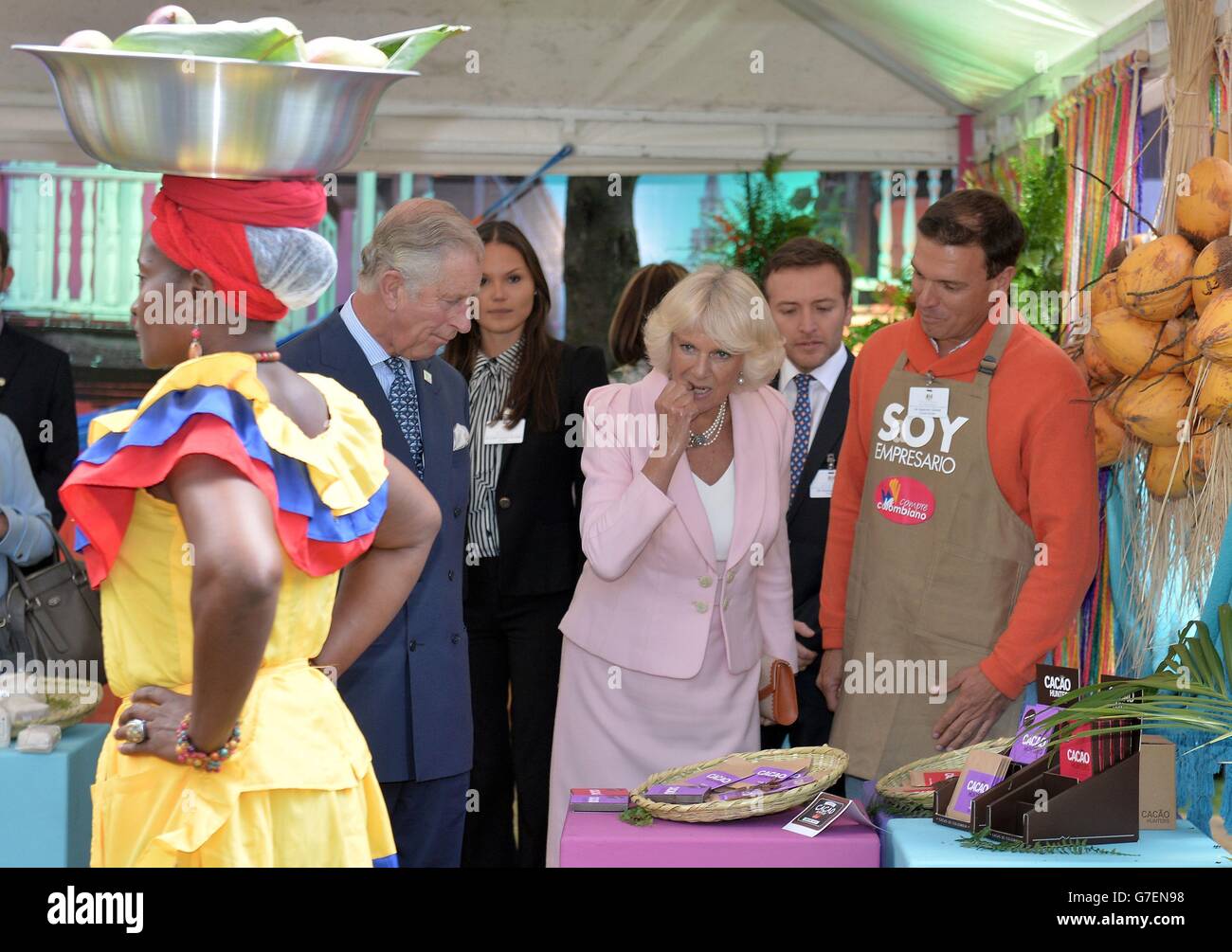 Le prince de Galles et la duchesse de Cornwall voient des produits des Caraïbes en visitant une foire de durabilité biologique et urbaine à la résidence de l'ambassadeur britannique à Bogota, en Colombie, le deuxième jour de la visite du prince de Galles et de la duchesse de Cornwall en Colombie et au Mexique. Banque D'Images