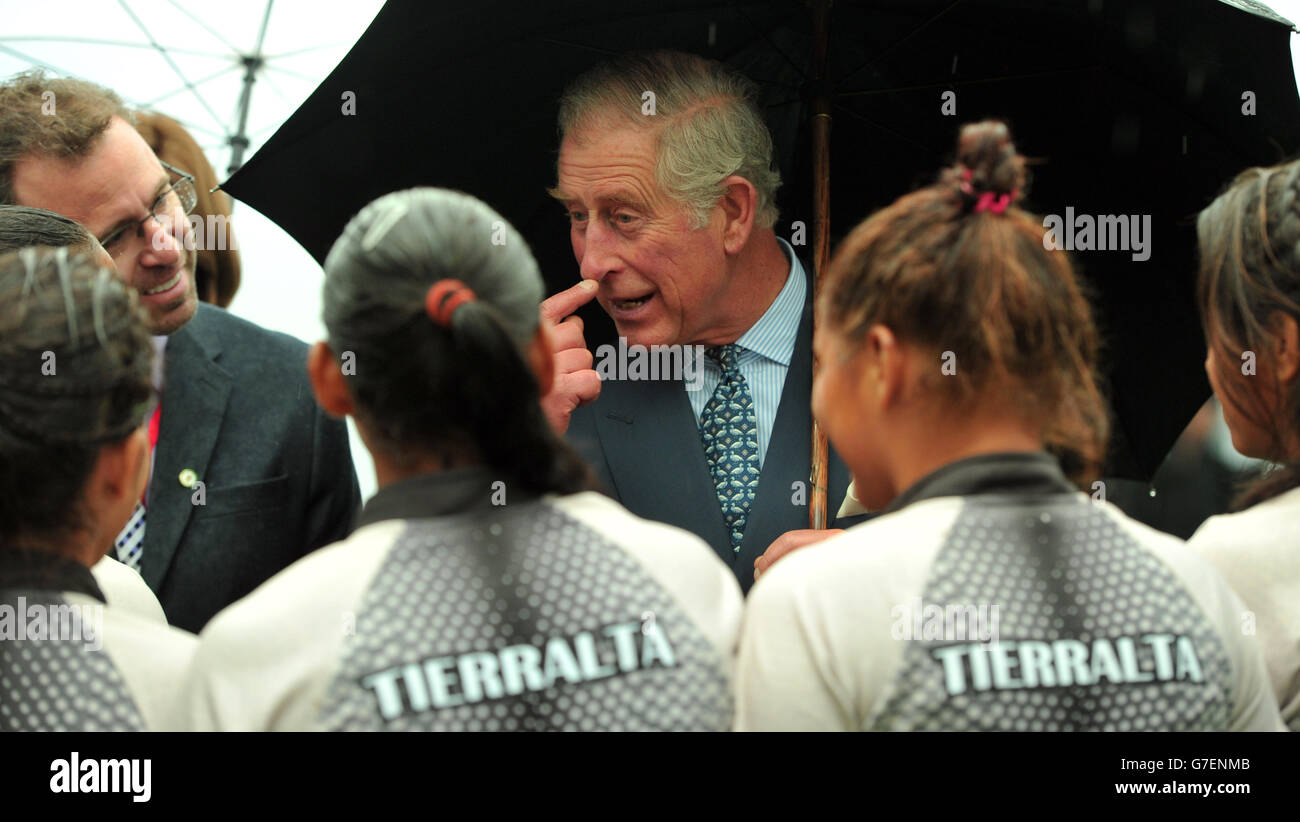 Le Prince de Galles, vice-Royal Patron, parle des dangers d'un nez cassé suite à une manifestation de rugby lors d'une célébration marquant le 75e anniversaire du British Council en Colombie à l'école Gimnasio Moderno, Bogota, Colombie, Le deuxième jour de la tournée du prince et de la duchesse de Cornouailles en Colombie et au Mexique. Banque D'Images