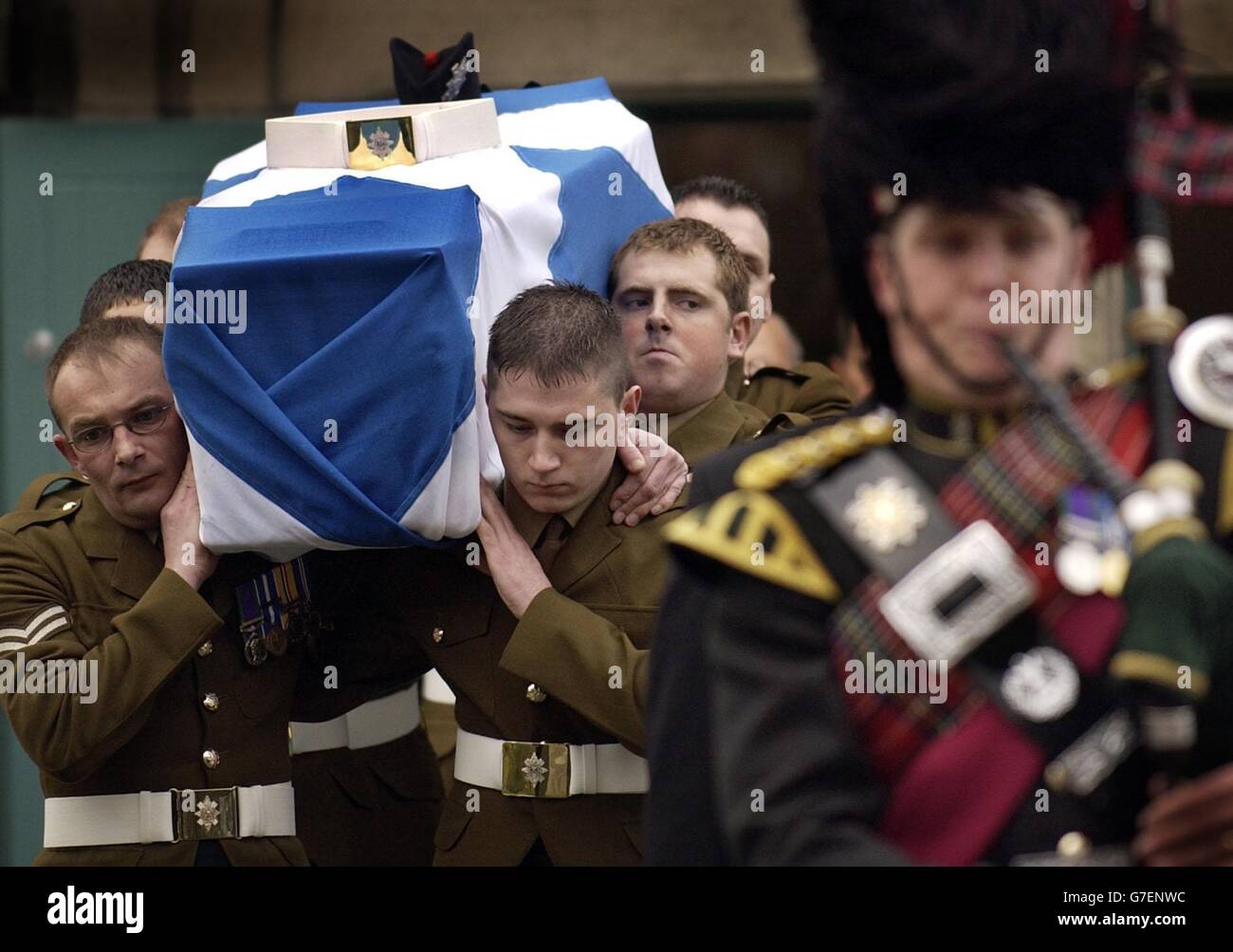 Les funérailles du Soldat Paul Lowe, du régiment de Black Watch (Royal Highland Regiment) tué par un attentat suicide à la voiture piégée en Irak au début du mois, qui a également tué deux autres membres du régiment. Les funérailles ont eu lieu à Kelty Parish Church Kelty, dans le Perthshire Banque D'Images