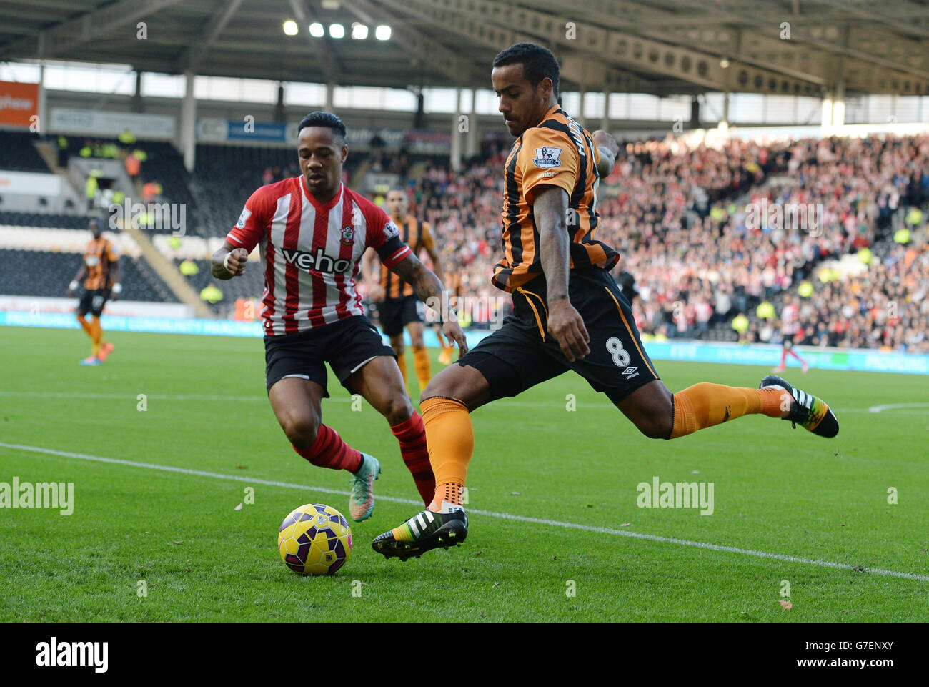 Tom Huddlestone de Hull City libère le ballon sous la pression de Nathaniel Clyne de Southampton lors du match de la Barclays Premier League au KC Stadium, à Hull. APPUYEZ SUR ASSOCIATION photo. Date de la photo: Samedi 1er novembre 2014. Voir PA Story SOCCER Hull. Le crédit photo doit indiquer Anna Gowthorpe/PA Wire. 45 images maximum pendant une comparaison. Pas d'émulation vidéo ni de promotion en direct. Aucune utilisation dans les jeux, les compétitions, les marchandises, les Paris ou les services de club/joueur unique. Ne pas utiliser avec les fichiers audio, vidéo, données, présentoirs ou logos de club/ligue non officiels. Banque D'Images