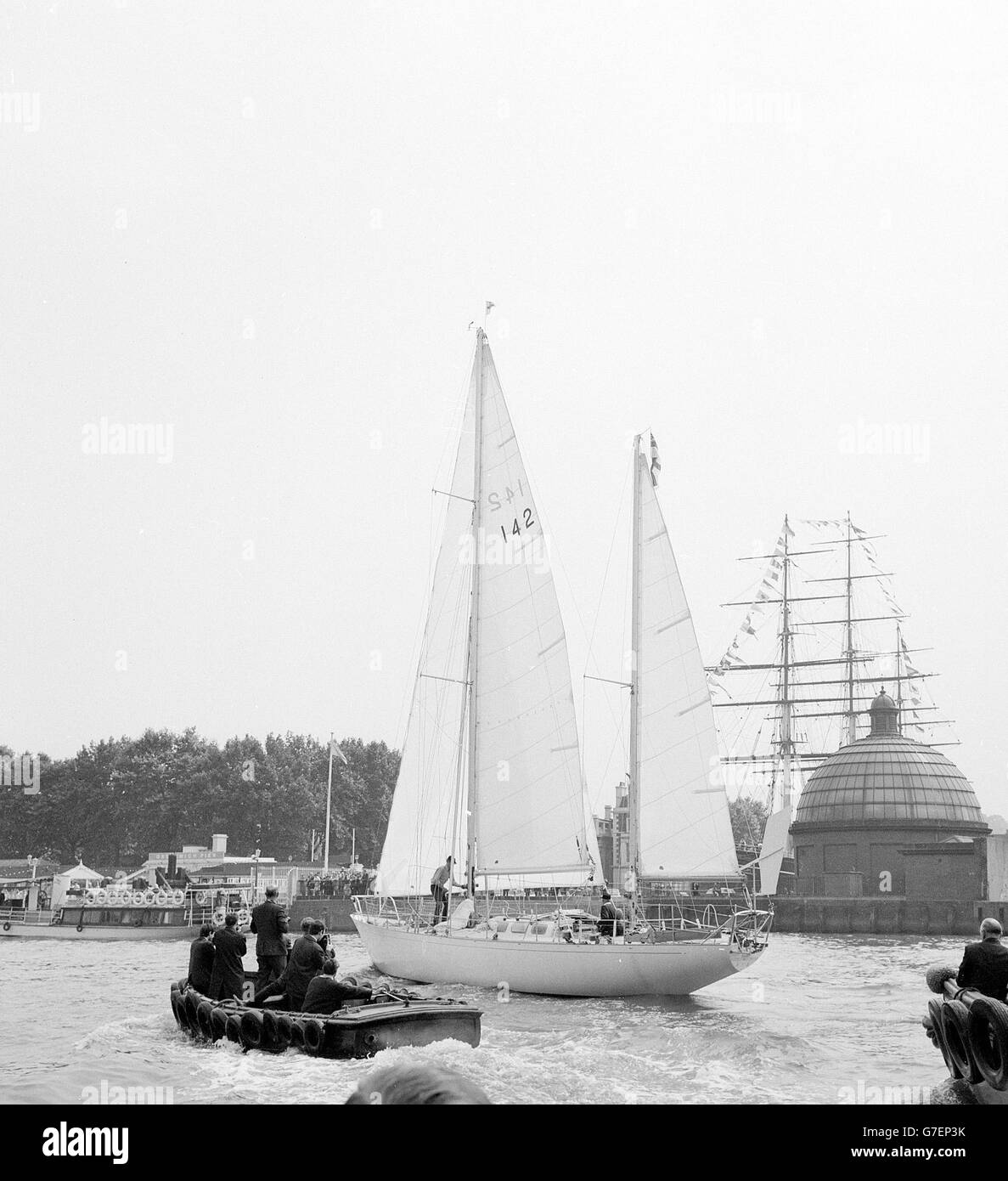 Sir Francis Chichester à bord du Gypsy Moth IV à Greenwich, Londres.Il doit naviguer de Plymouth à Sydney, Australie sans escale, et revenir par la Corne à Londres.17/11/2004 Gypsy Moth IV le premier bateau à voile à avoir terminé un tour du monde en solo, à un arrêt, est transporté de sa maison de Londres pour être rénové à son ancienne gloire. Banque D'Images
