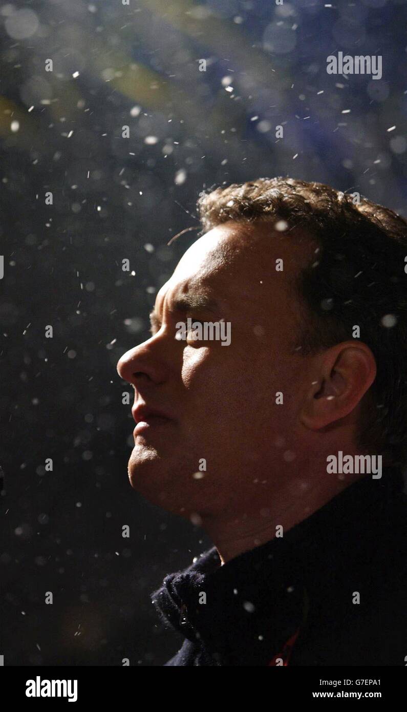 La star du film Tom Hanks arrive dans une scène « Winter Wonderland », pour la première britannique de Polar Express, au vue Leicester Square, dans le centre de Londres.17/11/2004 photo: Yui Mok/PA photos Banque D'Images