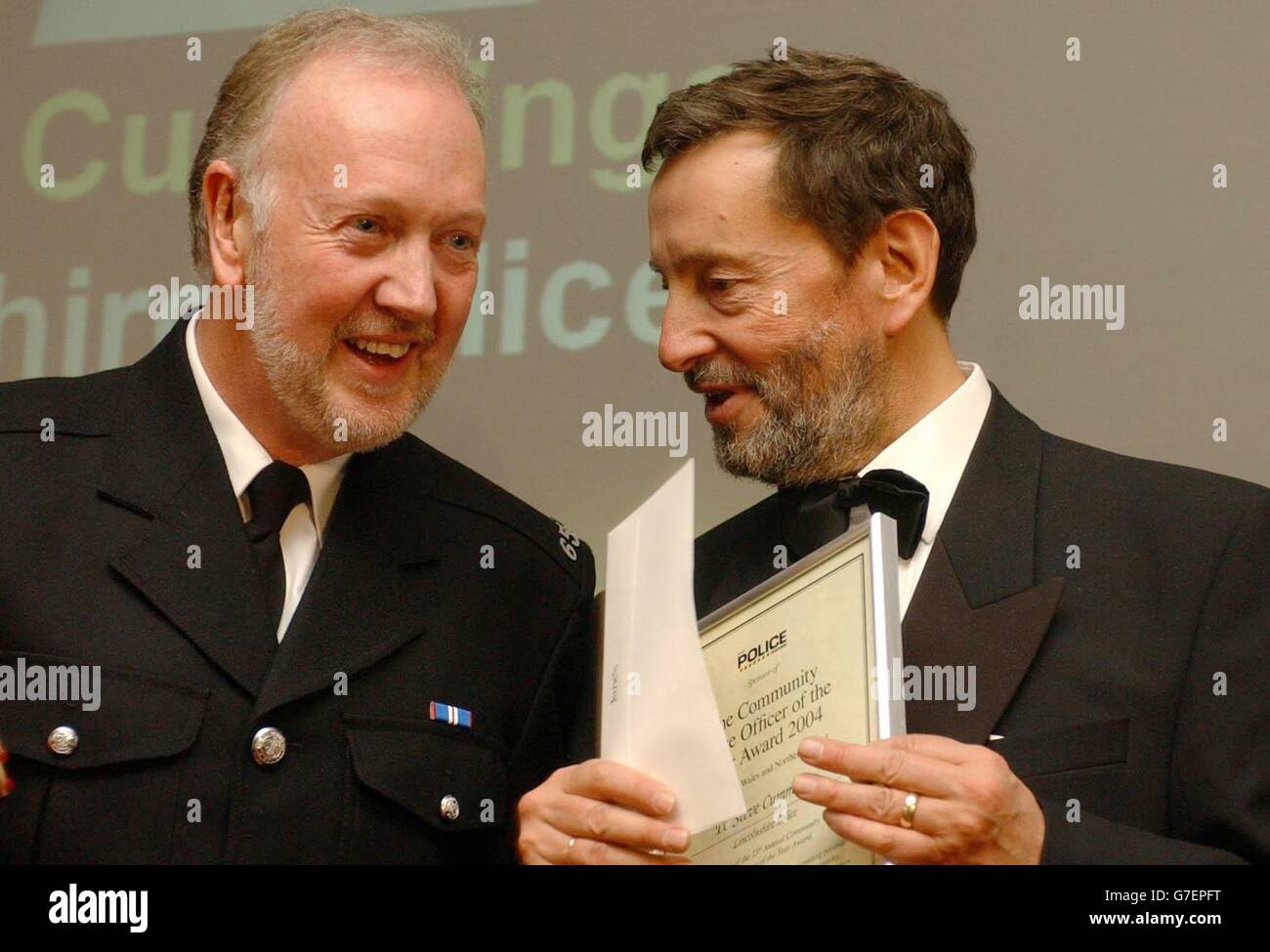 Le PC Steve Cummings reçoit le Prix de l'officier de police communautaire de l'année du secrétaire d'État à l'intérieur David Blunkett, lors des Prix d'examen de la police dans le centre de Londres. PC Cummings, de la police du Lincolnshire, a reçu le prix pour son rôle dans l'aide aux enfants de la communauté locale. Banque D'Images