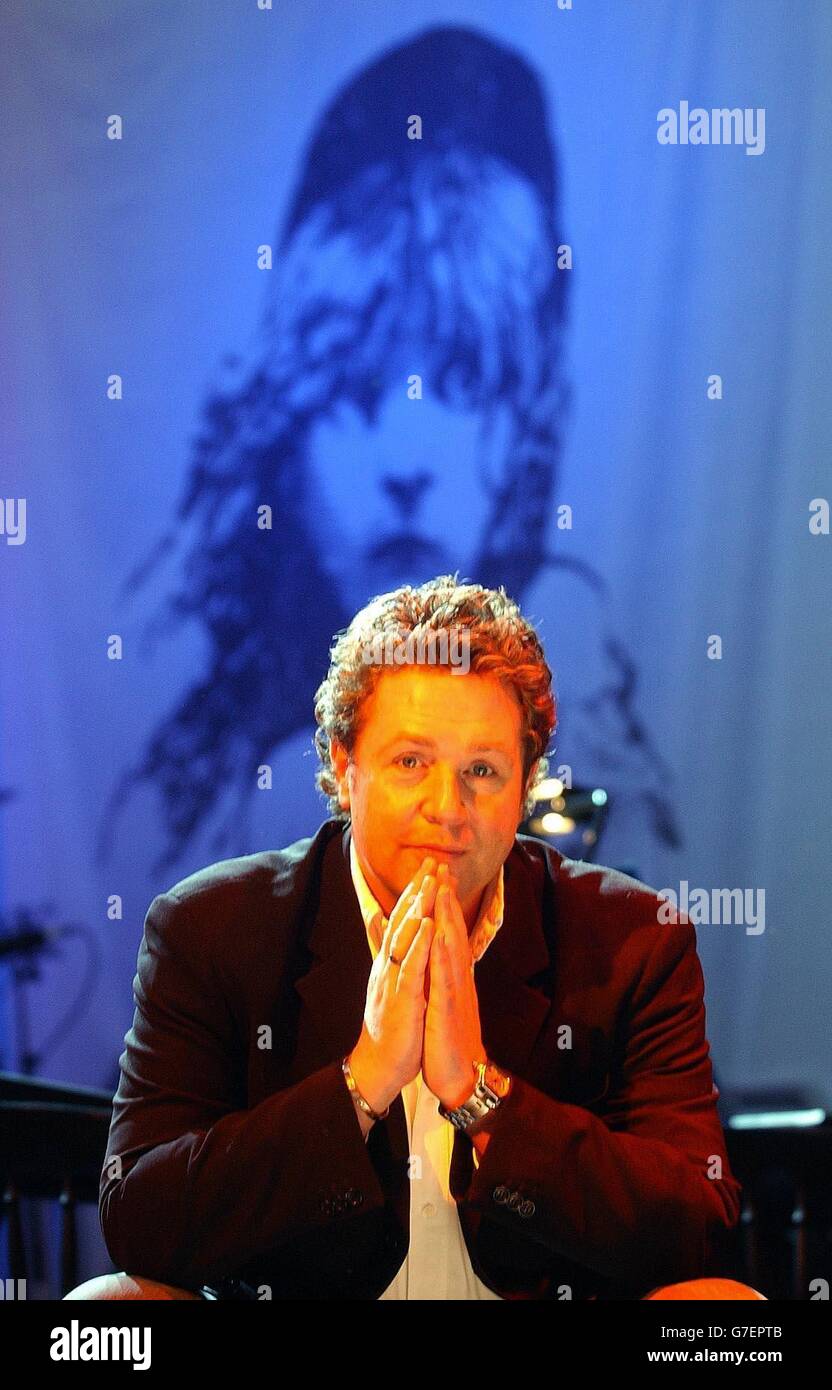 Michael ball, qui joue Jean Valjean dans la célèbre comédie musicale les Miserables, fait une pause lors d'une répétition complète dans la chambre de Waterloo du château de Windsor. La reine Elizabeth II de Grande-Bretagne accueillera ce soir un banquet d'État au château pour le président Chirac de France, avant lequel la troupe du West End interprétera des chansons de l'ensemble musical pendant la période révolutionnaire française. Banque D'Images