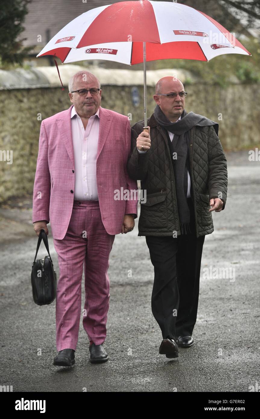 Christopher Biggins et Neil Sinclair arrivent pour les funérailles de Lynda Bellingham à l'église St Bartholomew à Crewkerne, Somerset. Banque D'Images