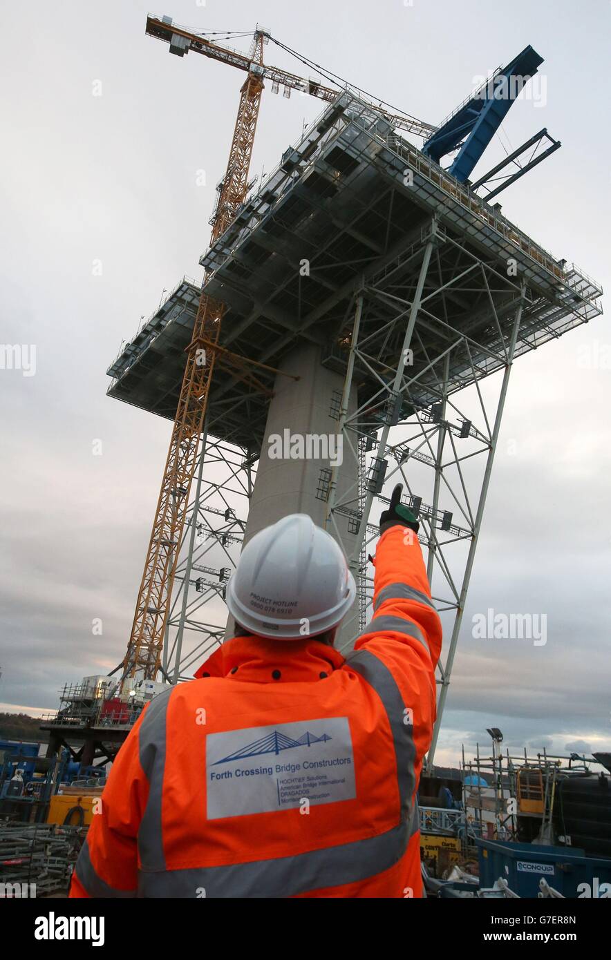 Le contremaître général Sean Leary à la tour centrale sur Beamer Rock dans le Forth, en Écosse, alors que les travaux se poursuivent sur le Queensferry Crossing qui doit être achevé en 2016 et atteindra 207 mètres de hauteur. Banque D'Images