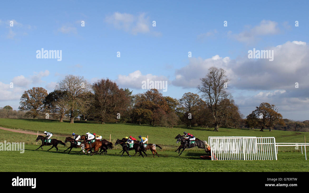 Ashtown, criblé de Mark Quinlan, mène le terrain dans l'obstacle Go compare Maiden à l'hippodrome de Chepstow. Banque D'Images