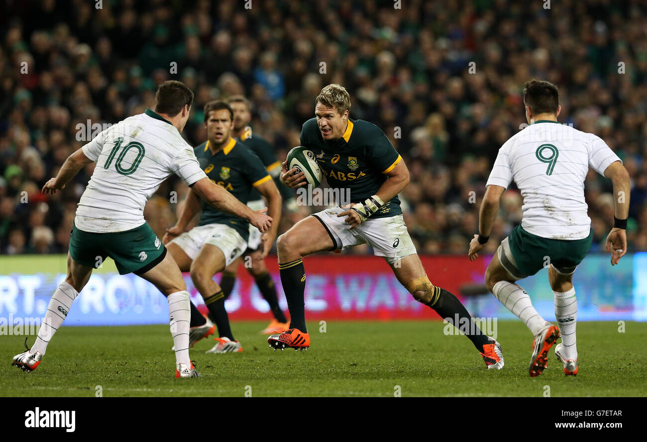 Jean de Villiers, d'Afrique du Sud, porte le ballon contre l'Irlande lors du match de la Guinness Series au stade Aviva de Dublin, en Irlande. Banque D'Images