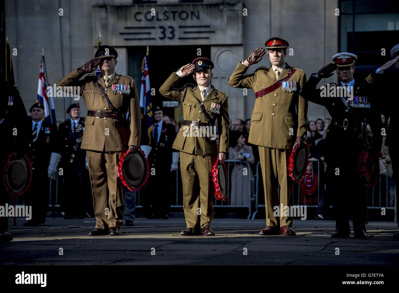 Le personnel militaire, durant le service du dimanche du souvenir, au monument commémoratif de Cenotaph à Bristol, a rendu hommage aux membres des forces armées qui sont morts dans des conflits majeurs. Banque D'Images