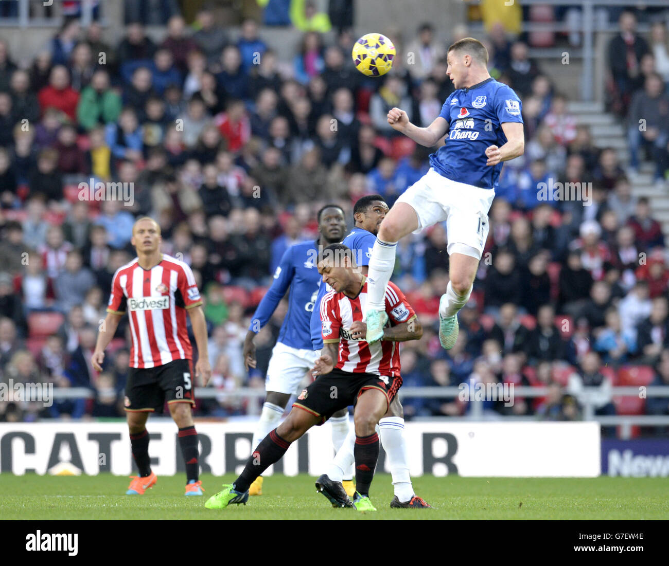 James McCarthy d'Everton (à droite) saute pour une tête devant Liam Bridcutt de Sunderland pendant le match de la Barclays Premier League au stade de Light, Sunderland. APPUYEZ SUR ASSOCIATION photo. Date de la photo: Dimanche 9 novembre 2014. Voir PA Story FOOTBALL Sunderland. Le crédit photo devrait indiquer Owen Humphreys/PA Wire. . . Banque D'Images