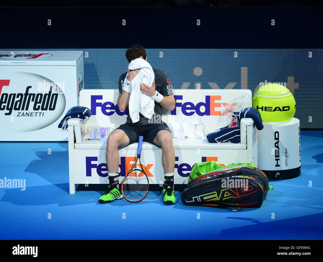 Andy Murray, de la Grande-Bretagne, est abattu lors de sa défaite devant Kei Nishikori, au Japon, lors des finales du Barclays ATP World Tour à l'O2 Arena de Londres. Banque D'Images