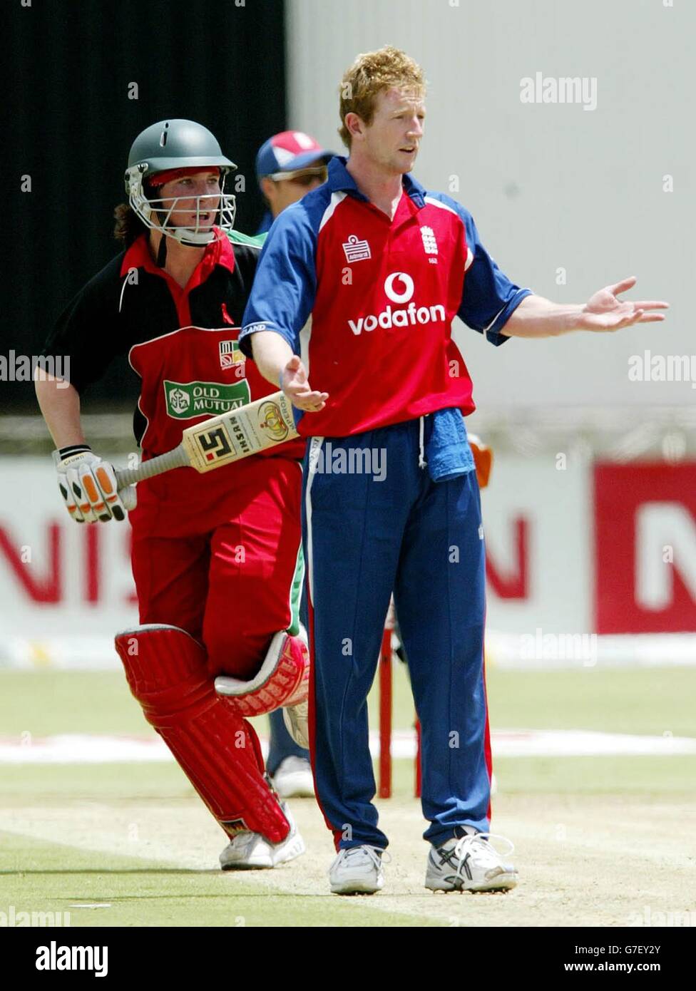 Paul Collingwood, l'emblème de l'Angleterre, montre sa frustration face à un champ d'échec, tandis que Brendan Taylor ajoute des courses tandis que l'Angleterre s'élance sur le Zimbabwe lors du troisième match international d'une journée de la série au Queens Sports Club, Bulawayo, Zimbabwe. Banque D'Images