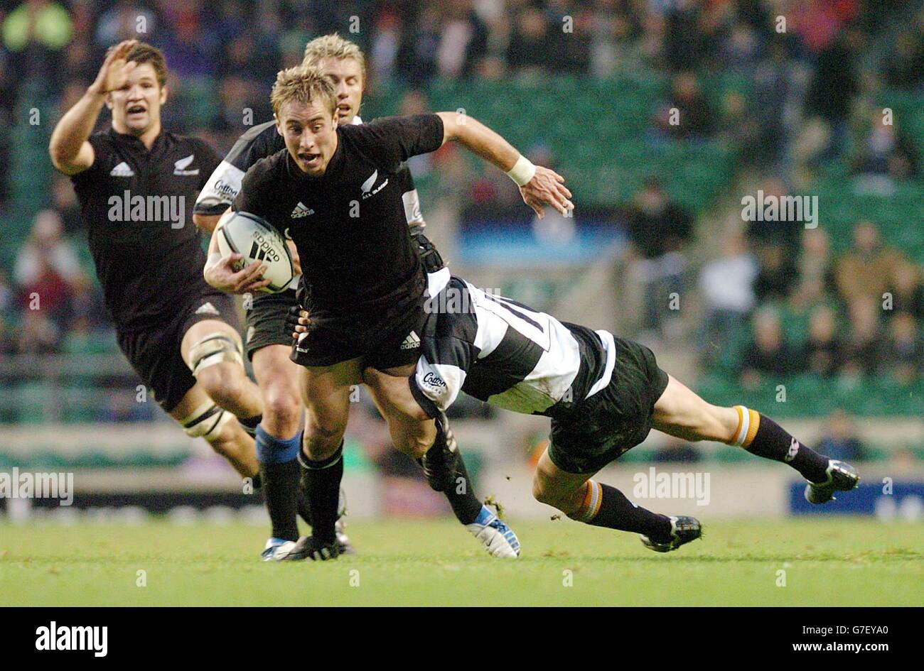 Matt Giteau, barbarbares, s'attaque à Jimmy Cowan, de la Nouvelle-Zélande, lors du dernier match du défi Gartmore de la tournée de l'hémisphère nord de la Nouvelle-Zélande à Twickenham, à l'ouest de Londres. Banque D'Images