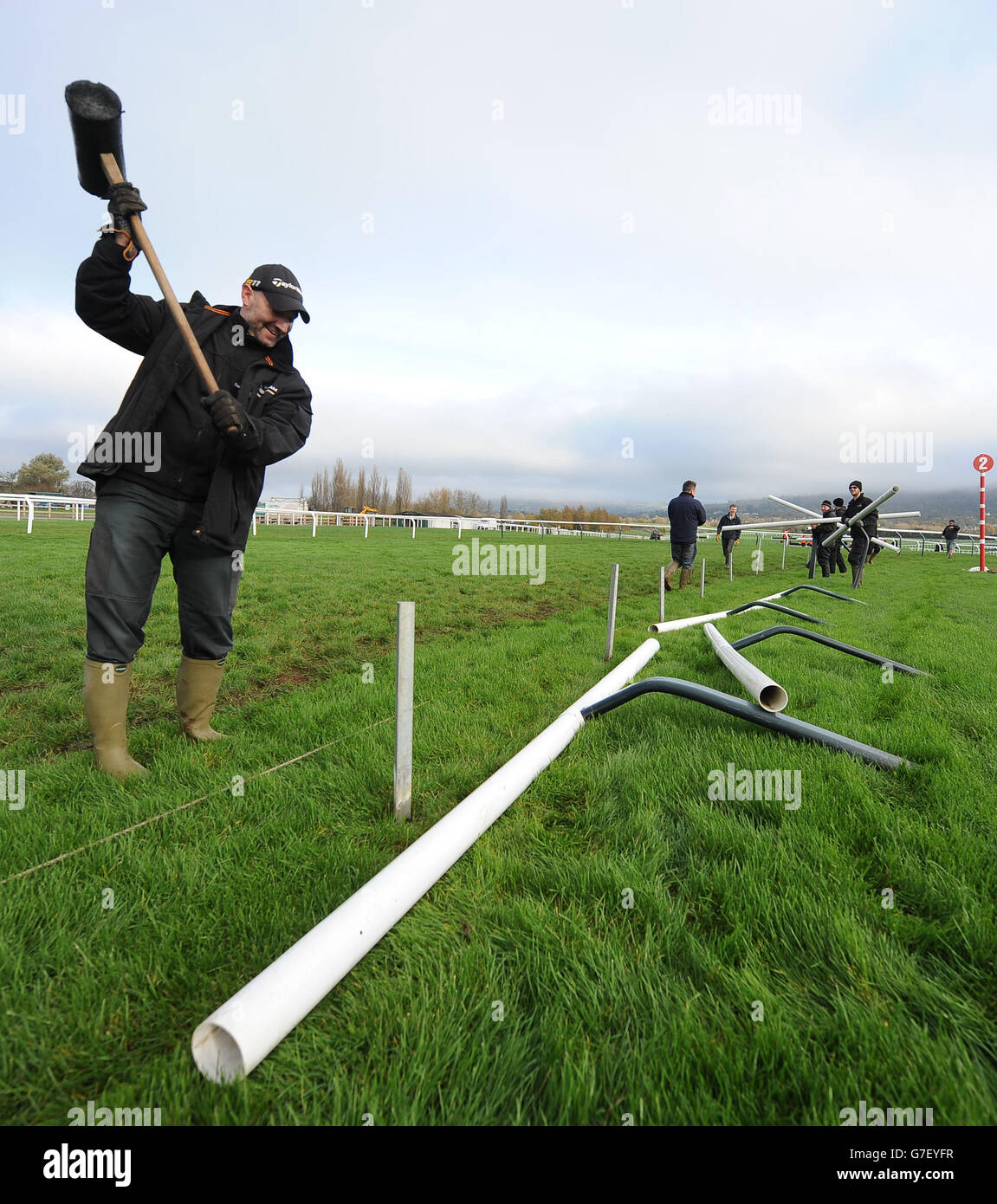 Le personnel de terrain prépare le cours pour la course pendant le deuxième jour de l'Open de Cheltenham Racecourse. Banque D'Images