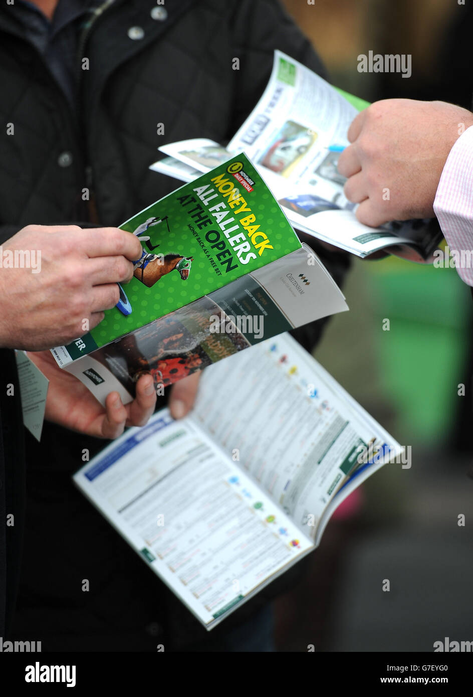 Courses hippiques - The Open - deuxième jour - Hippodrome de Cheltenham.Les Racegoers vérifient leurs cartes de course pendant le deuxième jour de l'Open à Cheltenham Racecourse. Banque D'Images