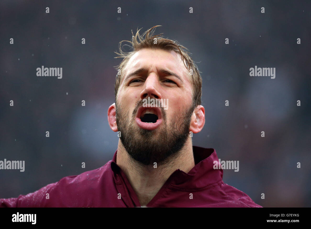 Chris Robshaw, de l'Angleterre, chante l'hymne national pendant le QBE International à Twickenham, Londres. Banque D'Images