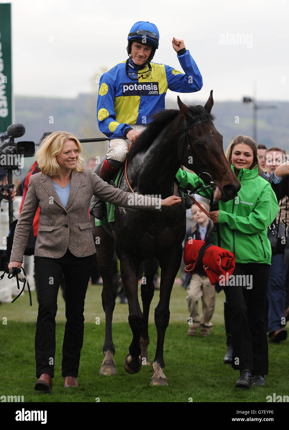 Sam Twiston-Davies entre dans l'enclos des gagnants sur le caid du Berlais après avoir remporté la Paddy Power Gold Cup Steeple Chase pendant le deuxième jour de l'Open à l'hippodrome de Cheltenham. Banque D'Images