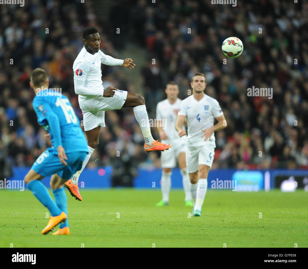 Football - UEFA Euro 2016 - qualification - Groupe E - Angleterre / Slovénie - Wembley.Danny Welbeck d'Angleterre saute Bostjan Cesar de Slovénie Banque D'Images