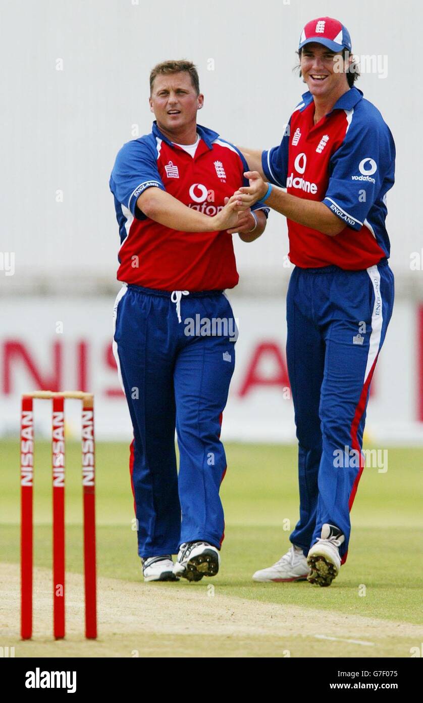 Darren Gough, le joueur d'Angleterre, célèbre le cricket de Dion Ebrahim au Zimbabwe avec Kevin Pietersen (à droite) lors du quatrième match international d'une journée de la série au Queens Sports Club, Bulawayo. Banque D'Images