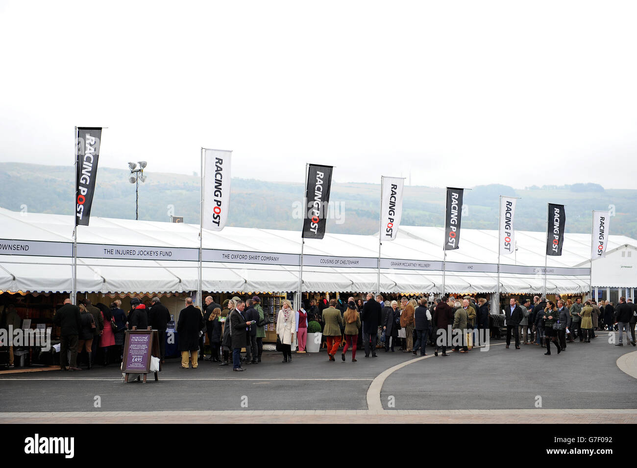 Courses hippiques - l'Open - troisième jour - Hippodrome de Cheltenham.Une vue d'ensemble sur les hippodromes permet de parcourir les stands commerciaux de l'hippodrome de Cheltenham Banque D'Images