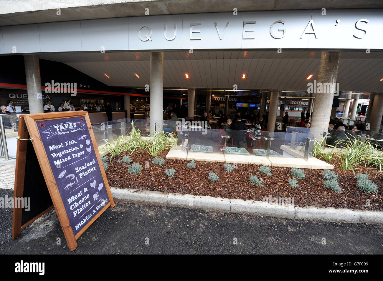 Vue sur le bar et le restaurant de Quevega à l'hippodrome de Cheltenham Banque D'Images