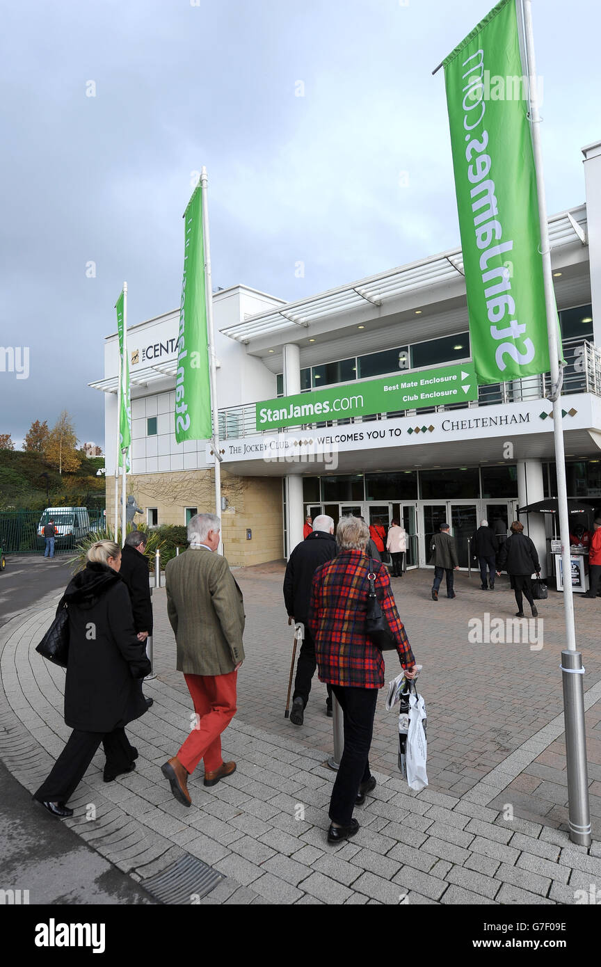 Les Racegoers se rendent à l'hippodrome de Cheltenham pour commencer de la course de la journée Banque D'Images