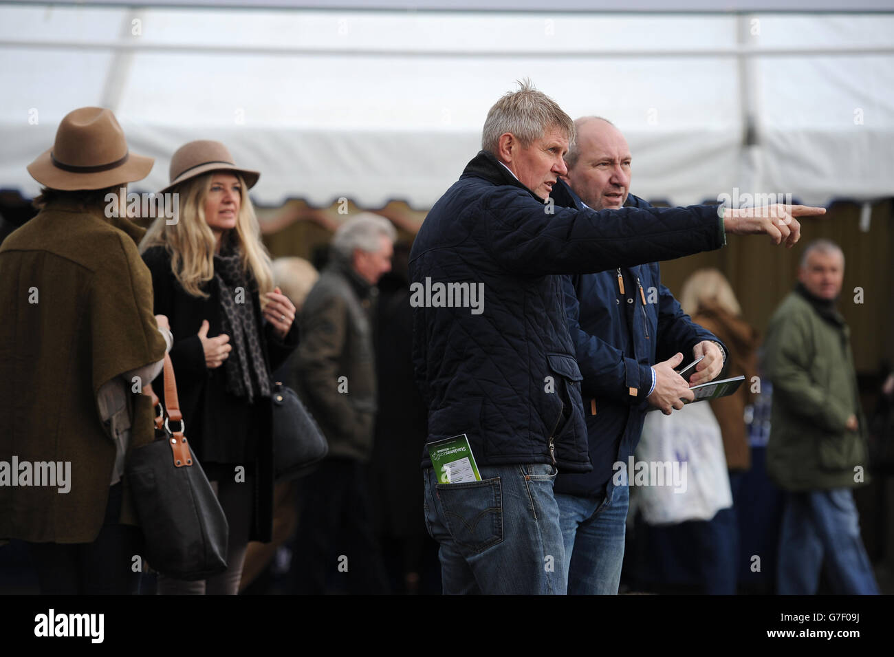 Courses hippiques - l'Open - troisième jour - Hippodrome de Cheltenham. Racegoers à l'hippodrome de Cheltenham Banque D'Images