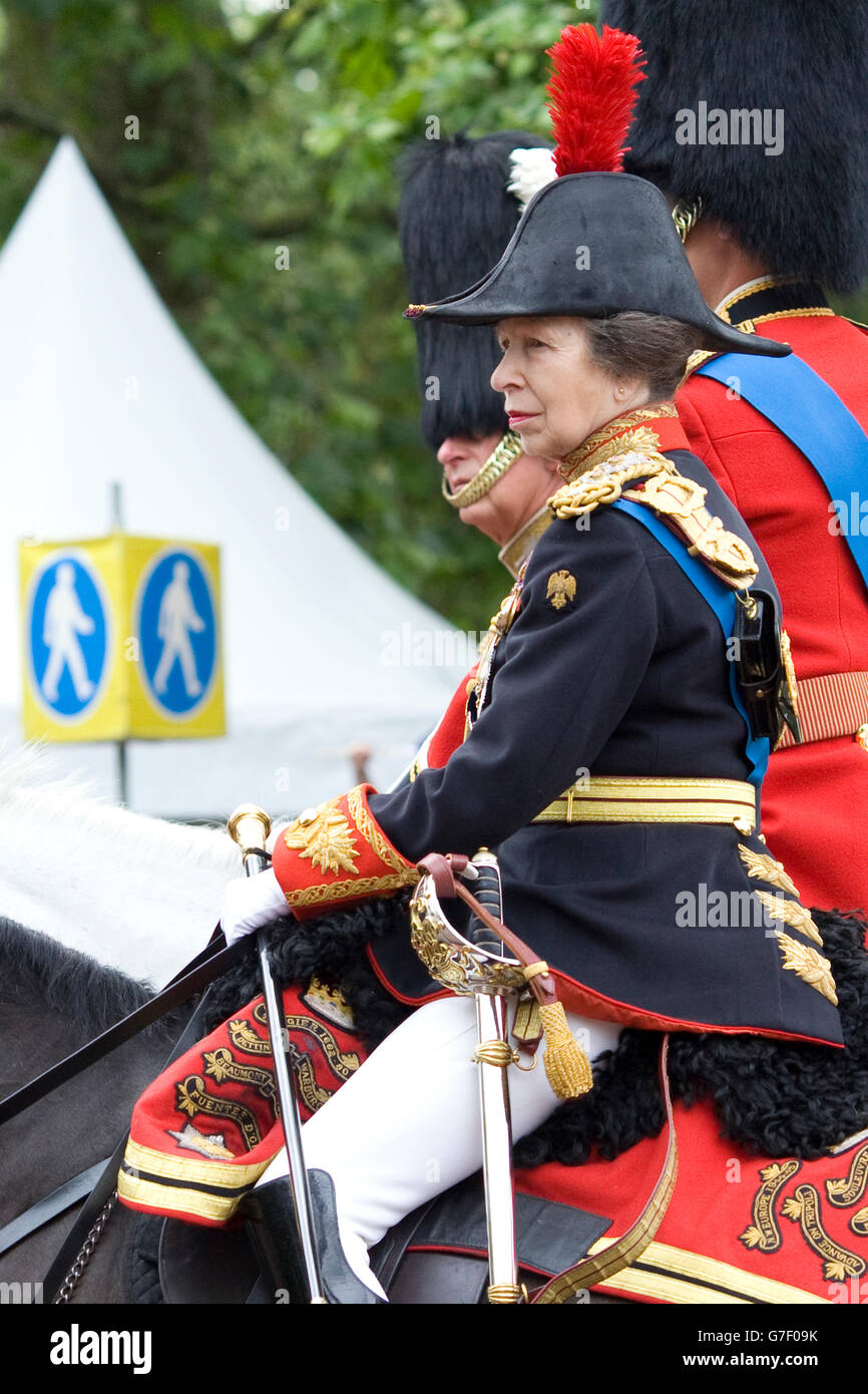 Princesse Royale de service que l'or Stick en attente, dans son uniforme de colonel des Blues et de la famille royale. Banque D'Images
