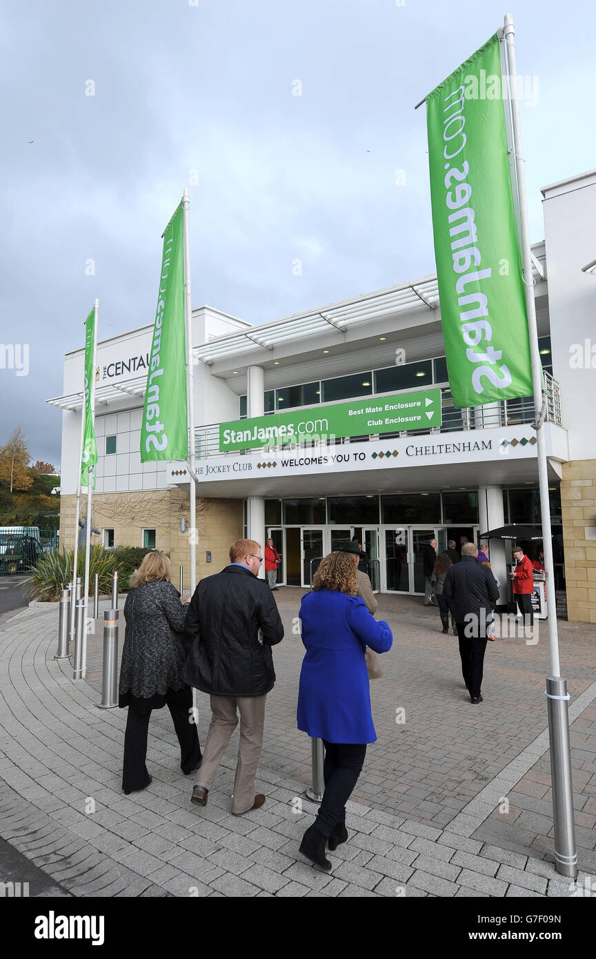 Les Racegoers se rendent à l'hippodrome de Cheltenham pour commencer de la course de la journée Banque D'Images
