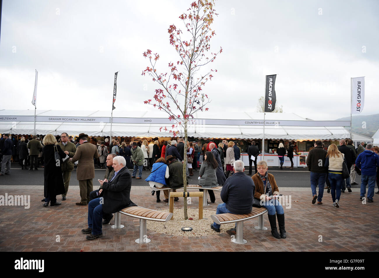 Courses hippiques - l'Open - troisième jour - Hippodrome de Cheltenham. Racegoers autour de Cheltenham Racecourse Banque D'Images