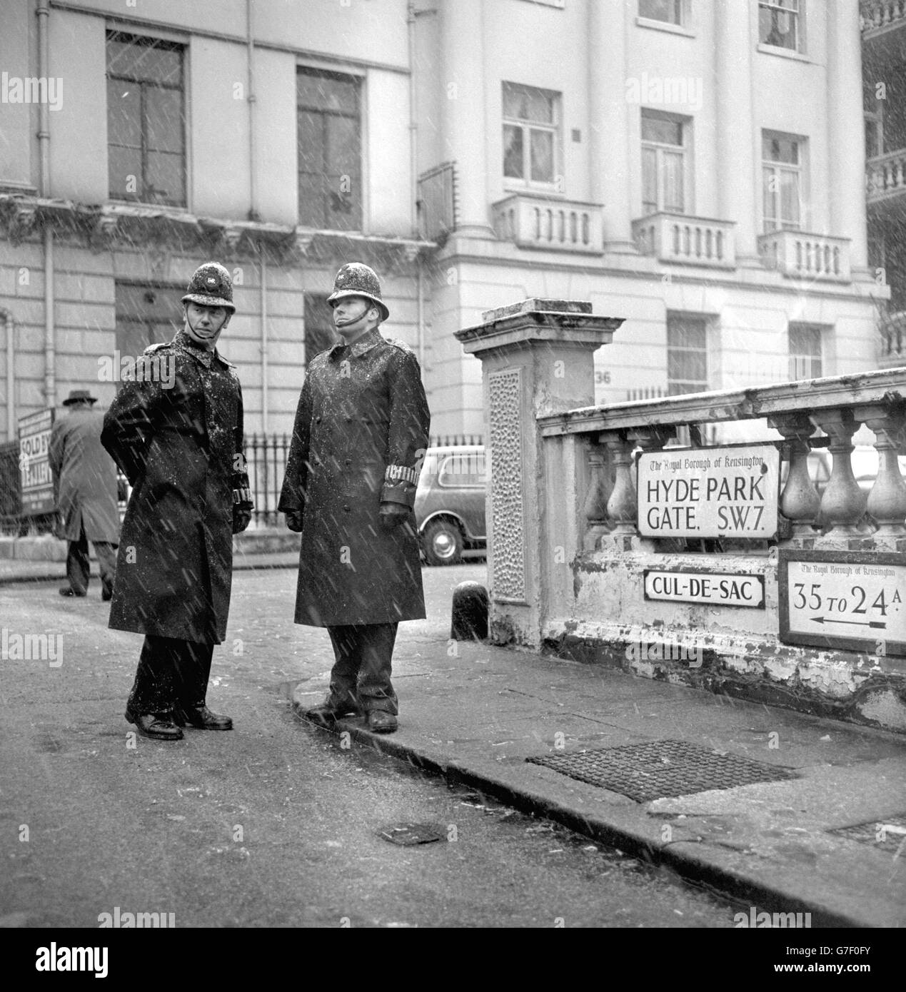 Police métropolitaine en service près de la maison de Sir Winston Churchill à Hyde Park Gate, Londres. Banque D'Images
