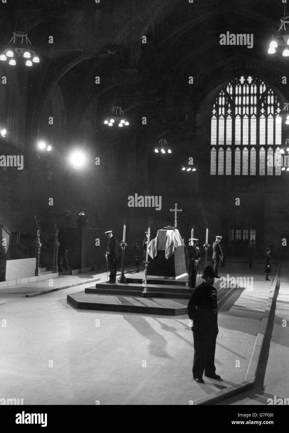 Le mensonge dans l'état de Sir Winston Churchill dans Westminster Hall.Les officiers de la Marine royale gardent la garde. Banque D'Images
