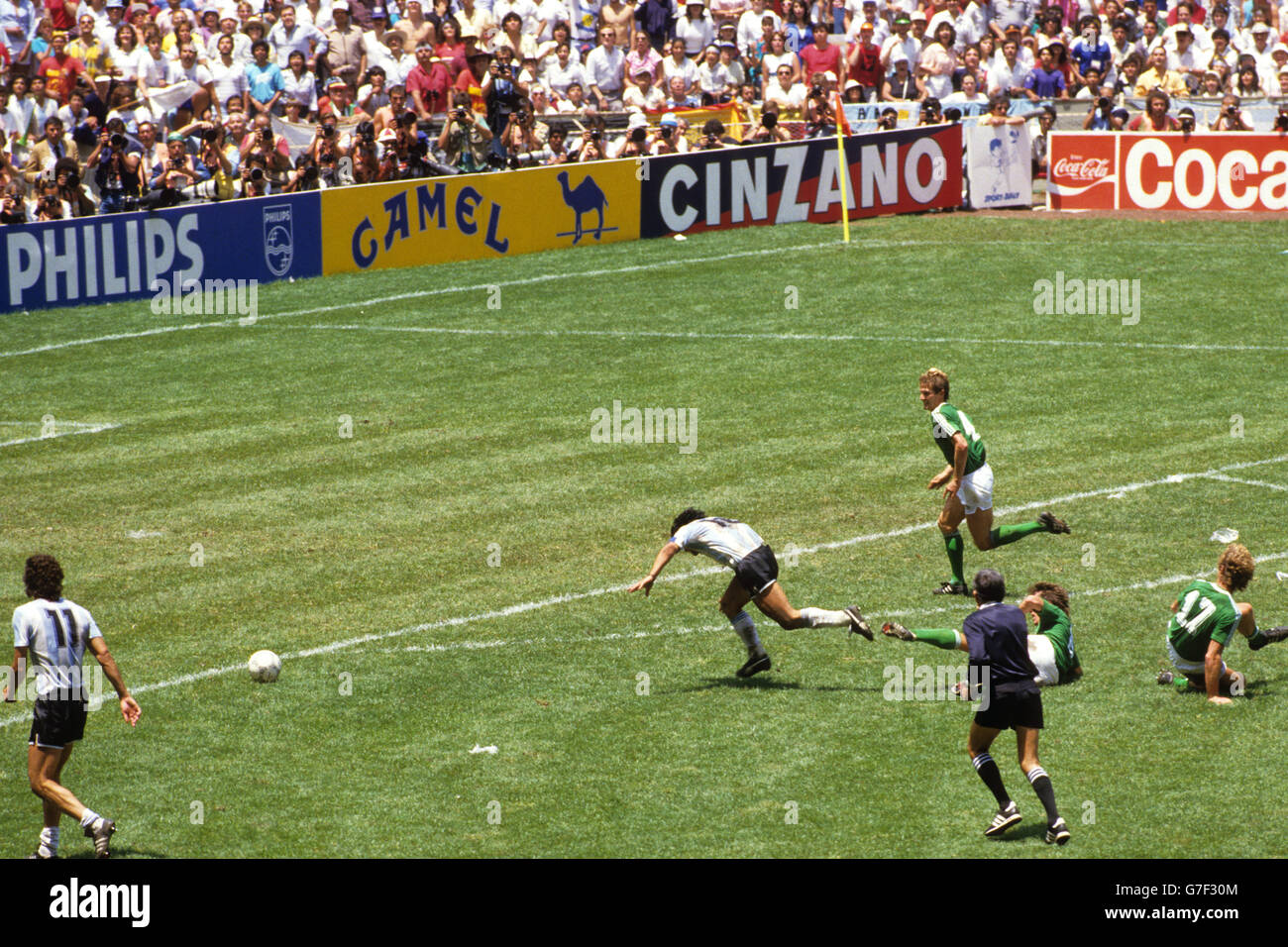 Séquence de Diego Maradona en Argentine, foulé par Ditmar Jakobs en Allemagne de l'Ouest (17) alors qu'il avait atteint le but. Banque D'Images