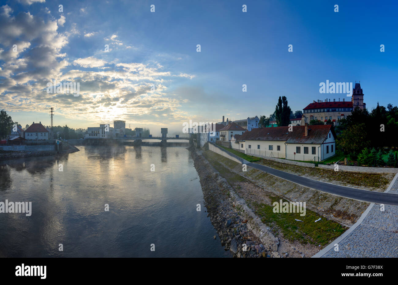 Brume du matin au barrage de riviere Labe (Elbe ) et le château de Brandýs nad Labem, celákovice Brandeis (v Prokope 1551 A.D. Banque D'Images