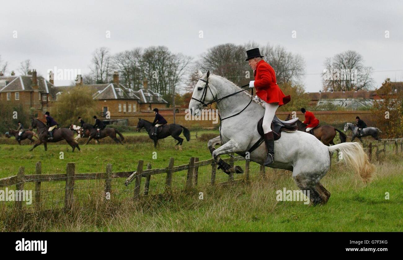 Un huntsman à cheval avec Bicester et Whaddon Chase chasse autour de Stratton Audley, Oxfordshire, le premier jour de la saison de chasse. Banque D'Images