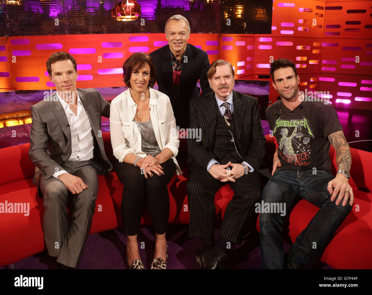 L'hôte (en haut) avec les invités (de gauche à droite) Benedict Cumberbatch, Miranda Hart, Timothy Spall, et Adam Levine de Maroon 5 pendant le tournage du Graham Norton Show aux London Studios, Londres, devant être diffusé sur BBC One vendredi soir. Banque D'Images