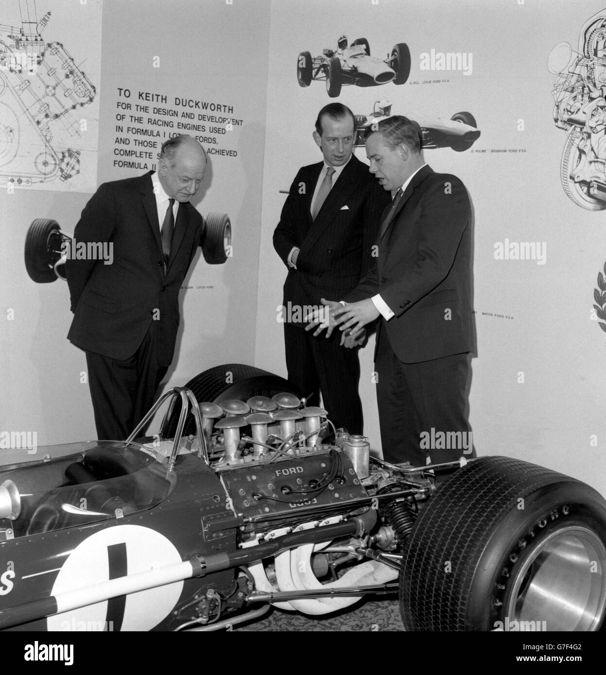 Keith Duckworth, 34 ans, de Blackburn, est le gagnant du Trophée Ferodo pour la conception et le développement des moteurs de course utilisés dans les Lotus-Fords de Formule 1, explique sa conception au duc de Kent après que son Altesse Royale ait présenté le prix à l'hôtel Dorchester, Park Lane, Londres.Le trophée est décerné chaque année « pour la contribution la plus remarquable du Commonwealth au sport de la course automobile ». Banque D'Images