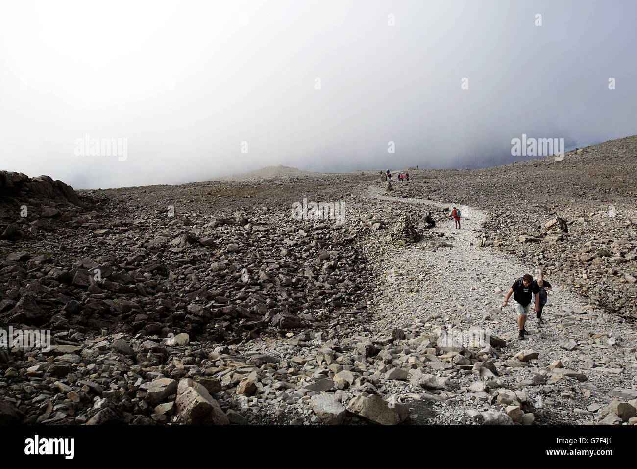 Les randonneurs se promèneront sur la route « Mountain Track » lors de leur ascension de la plus haute montagne de Grande-Bretagne, Ben Nevis, dans la région de Lochaber, dans les Highlands écossais, en Écosse. Banque D'Images