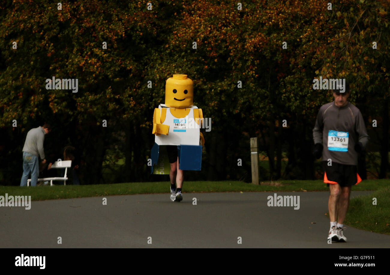 PHOTO AUTONOME.Un coureur habillé comme Lego Man se rend dans Phoenix Park après s'être arrêté pour réparation de sa tenue, car plus de 14,000 personnes ont pris part au 35e marathon de Dublin City à Dublin, en Irlande. Banque D'Images