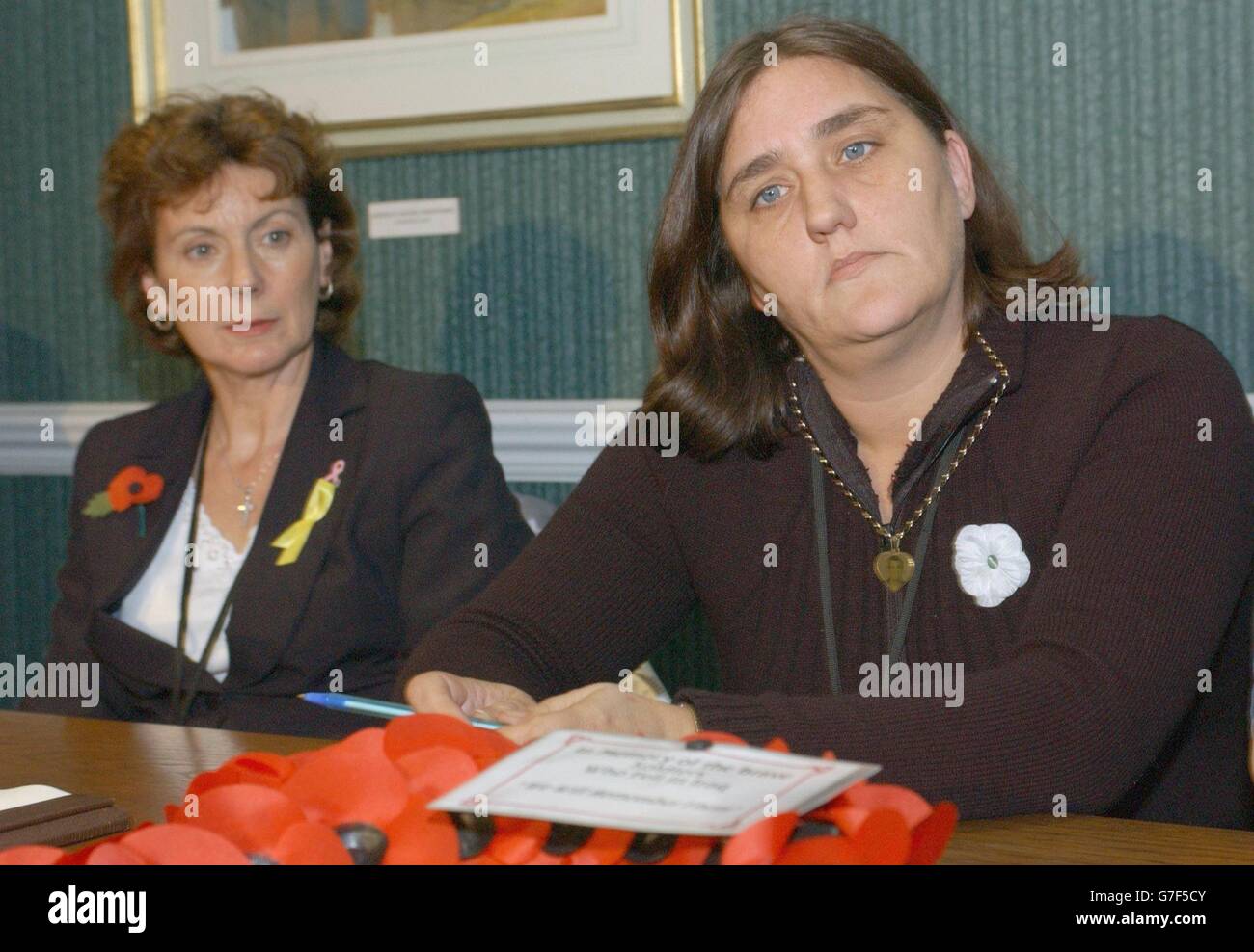 Rose Gentle (à droite), portant un pendentif portant l'image de son fils de 19 ans, Gordon, qui a été tué à Bassorah en juin, et Christine Robinson, dont le fils David est au service de la Black Watch, lors d'une conférence de presse des familles militaires contre la guerre à Londres. Banque D'Images