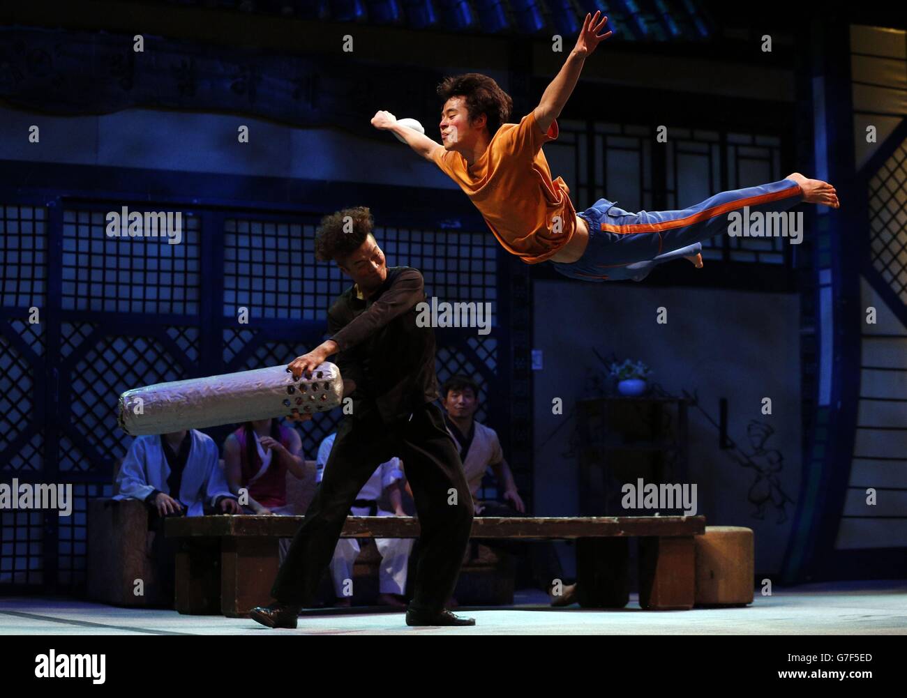 Saut photo - Londres.Des membres de la troupe de « Jump » se sont exprimés sur scène lors d'un appel photo au Peacock Theatre, Londres. Banque D'Images